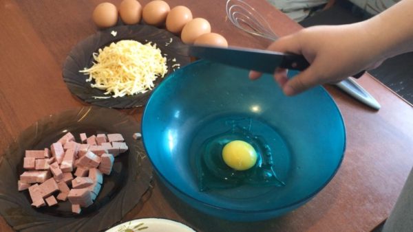 разбиваем яйца для фриттаты