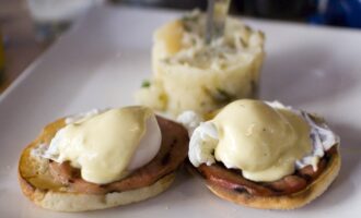 яйцо бенедикт с курицей