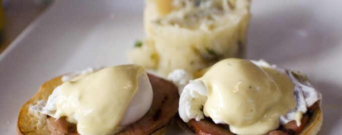 яйцо бенедикт с курицей