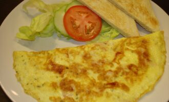 омлет с курицей и помидором