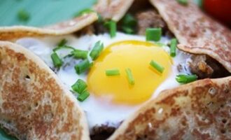 глазунья в блинах