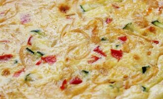 фриттата с луком красным перцем и кабачком