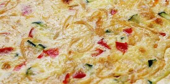 фриттата с луком красным перцем и кабачком