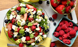 клубничный салат